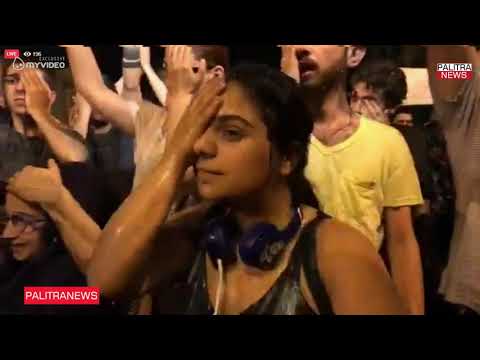 აქციის მონაწილეებმა ცალ თვალზე ხელი აიფარეს და პროტესტი ასე გამოხატეს