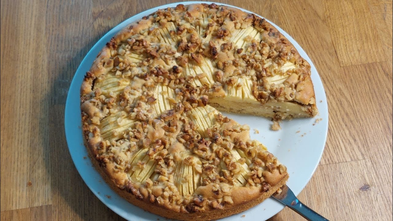 Versunkener Apfelkuchen mit Walnüssen / Sunken apple cake with walnuts ...