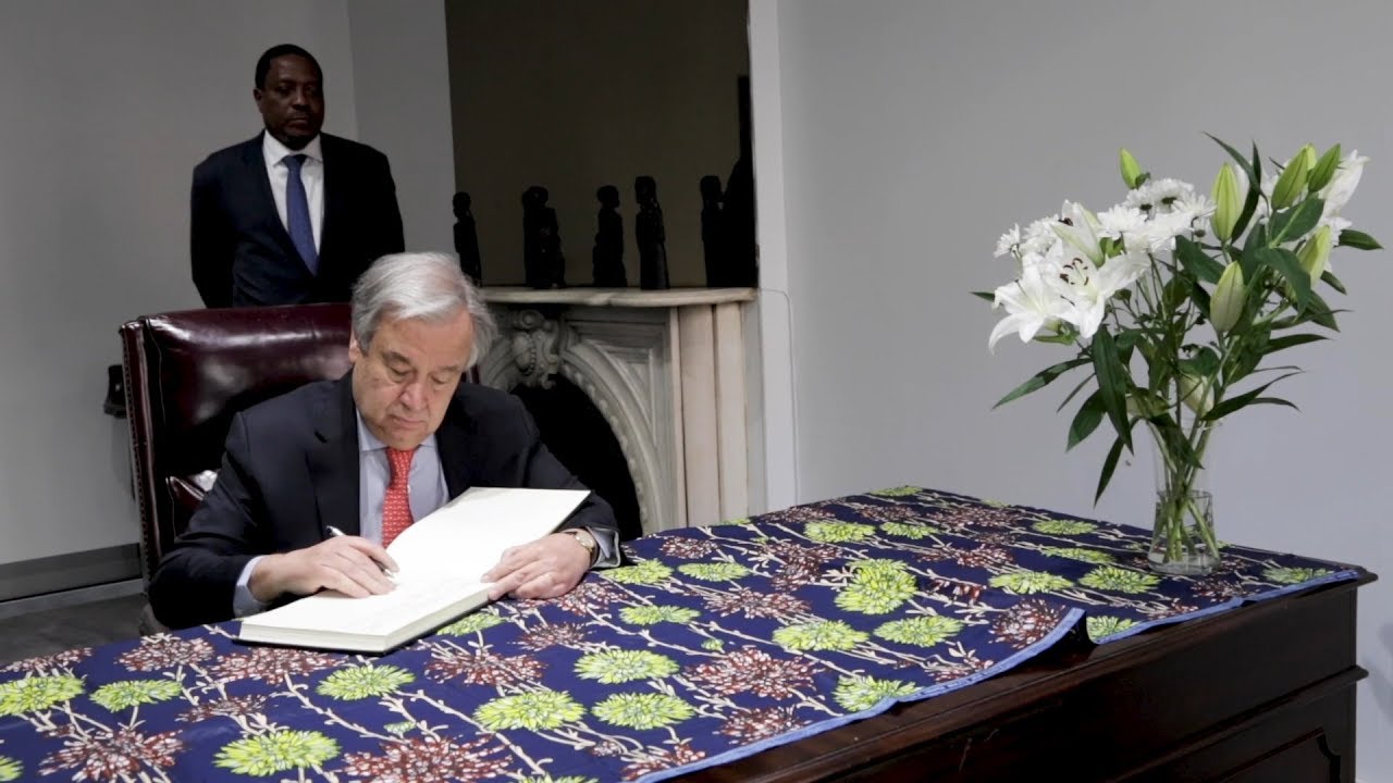 Personalidades da ONU assinam livro de condolências após ciclone em Moçambique