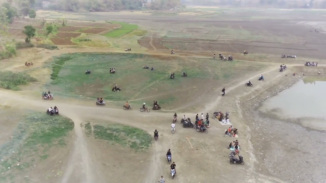 AIR WADUK KETRO SURUT AKIBAT KEMARAU PANJANG...BANYAK PENGUNJUNG MASUK KE AREA WADUK