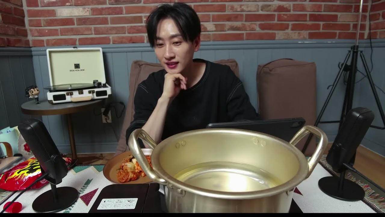 일단 라면을 호로록호로록