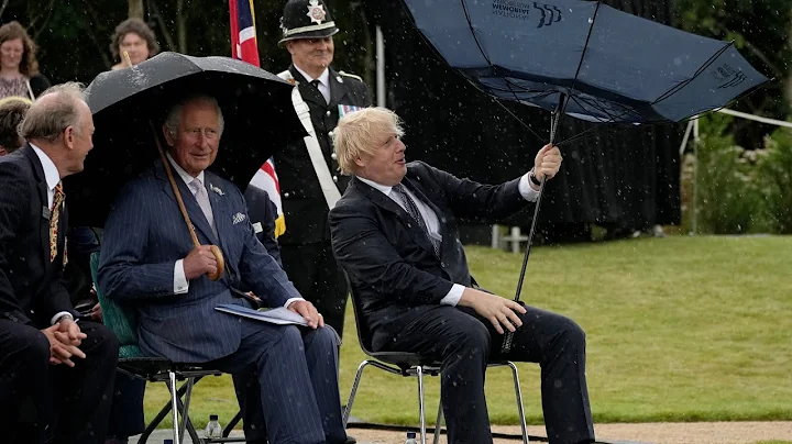 Boris Johnson struggles with umbrella at police memorial unveiling - DayDayNews