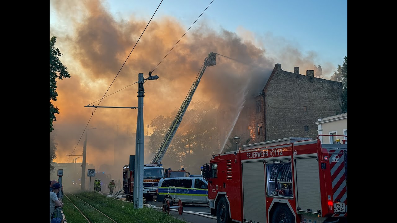 Cottbus: Feuerwehr bei Gebäudebrand im Einsatz, Starke Rauchentwicklung im Stadtgebiet
