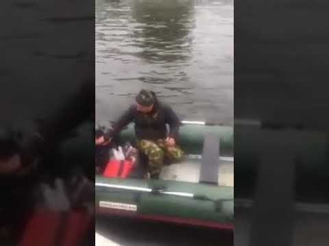 Видео: Лёха на лодке. Лёха. Наматывает круги