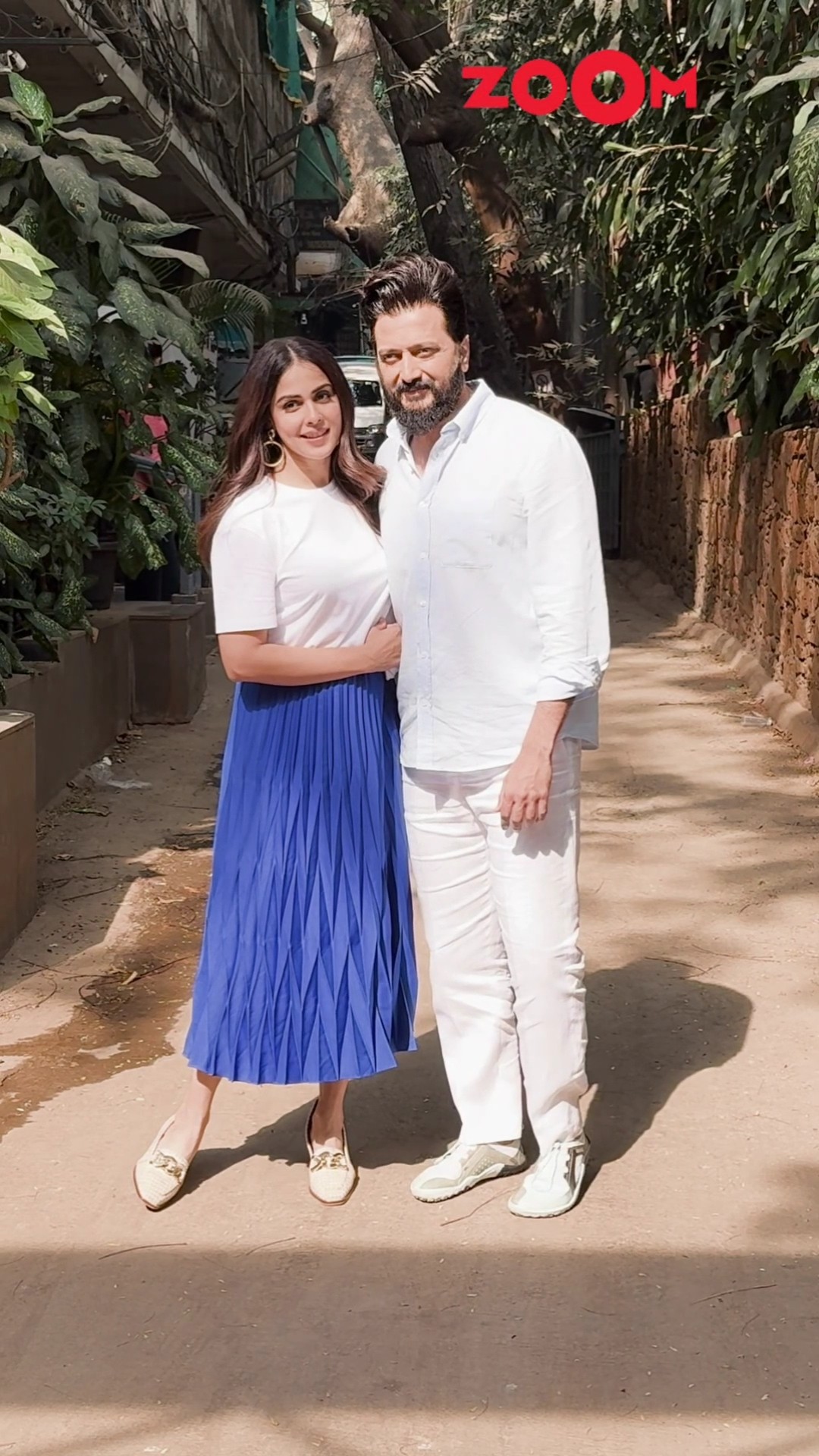 Riteish Deshmukh-Genelia D'Souza ADORABLY pose together for the paps ? #riteishgenelia