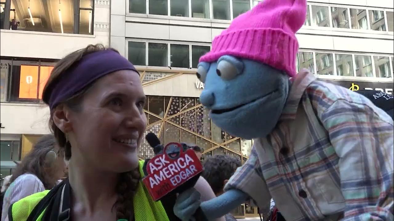 Liberals Form Human Wall to Stop Puppet