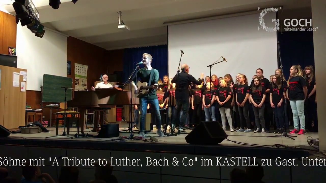 Dieter und Paul Falk mit den Learning Voices der Leni-Valk-Realschule Goch