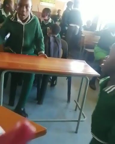 uMfundi ukobe uthisha ingqenene eskoleni