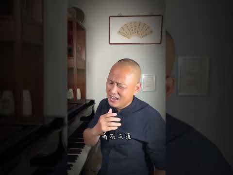 《望月》是一首充满浪漫和温馨的民谣歌曲。歌曲以月亮为媒，表达了对远方爱人的深深思念。周强以自然、清新的男高音演绎了这首动人的作品@zhouqiang-music
