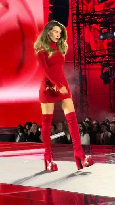 Belinda cae en el desfile Paris Fashion Week 2024 y Anitta le ayuda | #belinda #Anitta