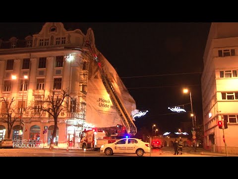 Intervenție la înălțime a pompierilor din Timișoara. O prelată a fost smulsă de vânt de pe o schelă.