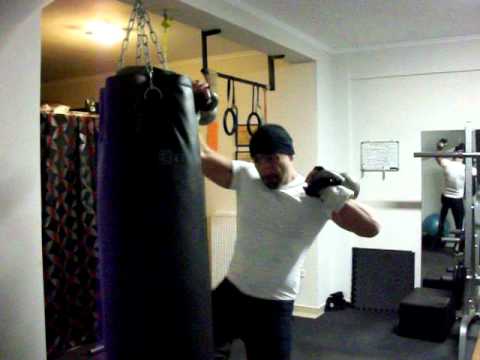 kickboxen MMA CONDITIONING EXERCISE KETTLEBELL ALT SHOULDER PRESS WITH HIGH KICKS