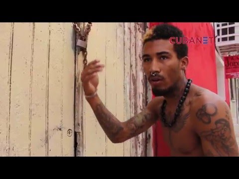 Policía cubana obliga al grafitero Fabián López a borrar obras de arte