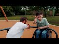 Matze meets Metin – Was macht einen inklusiven Spielplatz aus? | Folge 4 (Audiodeskription)