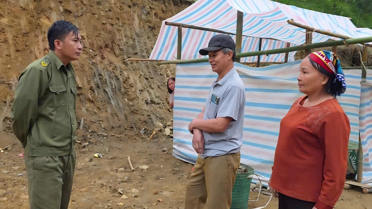 Биологическая мать Ханга уклоняется от выплаты долгов, поэтому Хангу приходится помочь решить эту