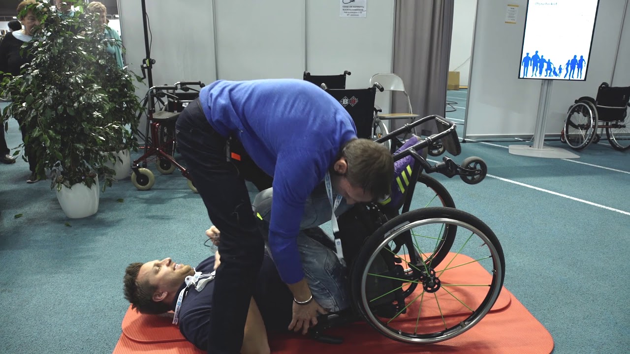 Kaatuneen pyörätuolin käyttäjän nostaminen pyörätuolin avulla