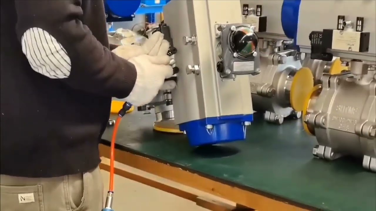 Pneumatic actuator leakage test station 