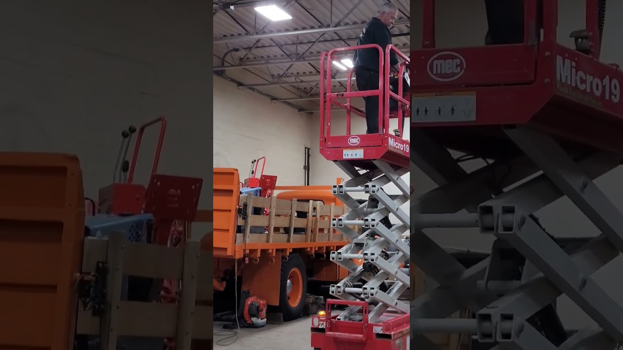 2020 MEC Micro 19 Electric Scissor Lift