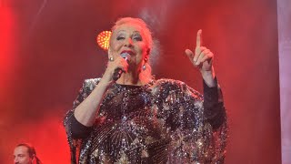 Drugi Koncert Vesne Zmijanac Stizu Poznati, Pevacica Blista U Sljokicastoj Haljini