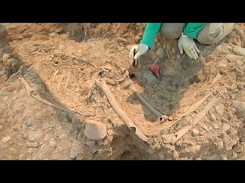 Video: 1700 Jahre Alte Skelette In Peru Entdeckt - Alternative Ansicht