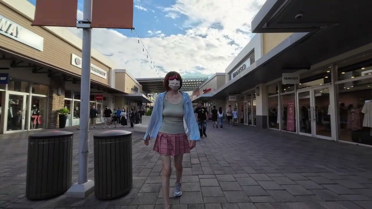 恐龍小妹的outlet無罩散步