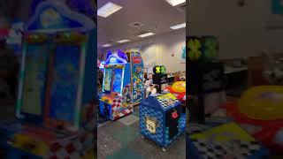 Cuoi tuan Justin,Victoria,Huynh mi,Thien Van di choi Chuck E. Cheese o Fairfaix Virginia