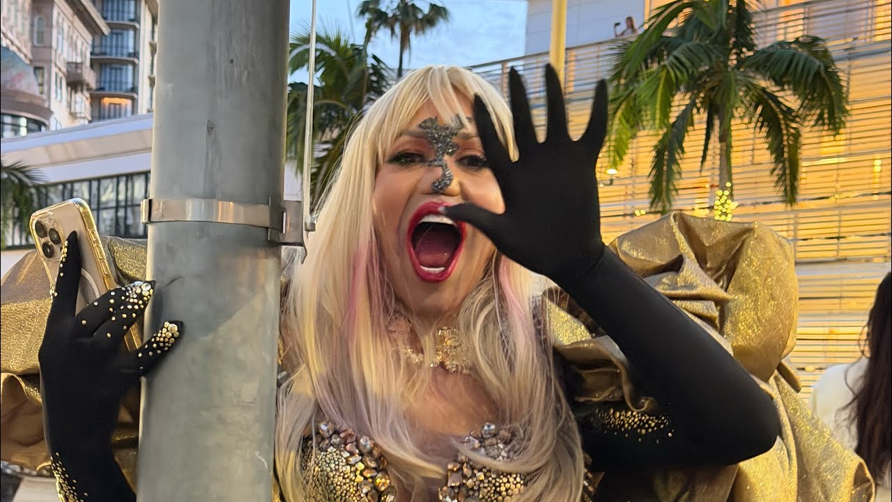 За кулисами подготовка 