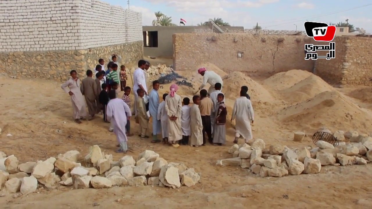 «قرية بدرجة قارة».. «أم الصغير» تعيش على «المقايضة» بالحيوانات والتمور