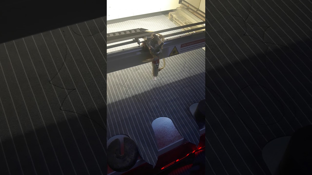 Лазерная резка ткани. Выкраиваем заготовки для защитных масок. - YouTube