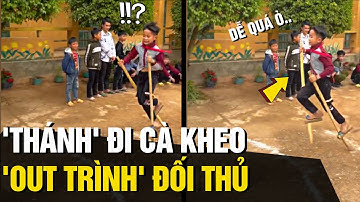 Nam học sinh chơi trò chơi 