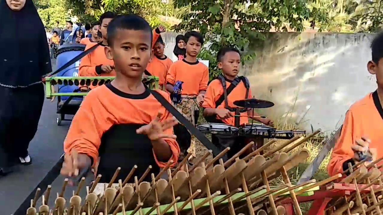 Anak kecil jago main calung