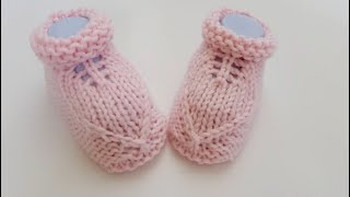 Stivaletti neonata a maglia / Knitting baby booties / Patucos de bebe a dos agujas
