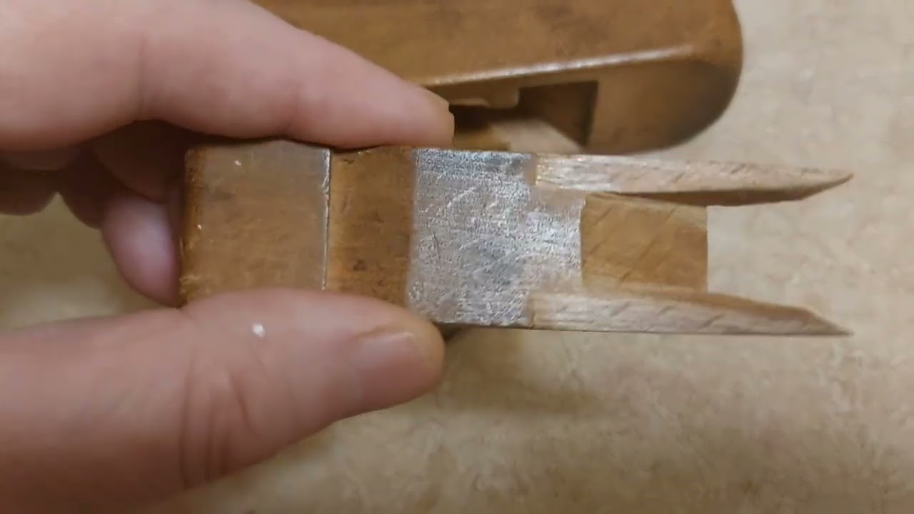 Небольшой рубанок ручной работы .