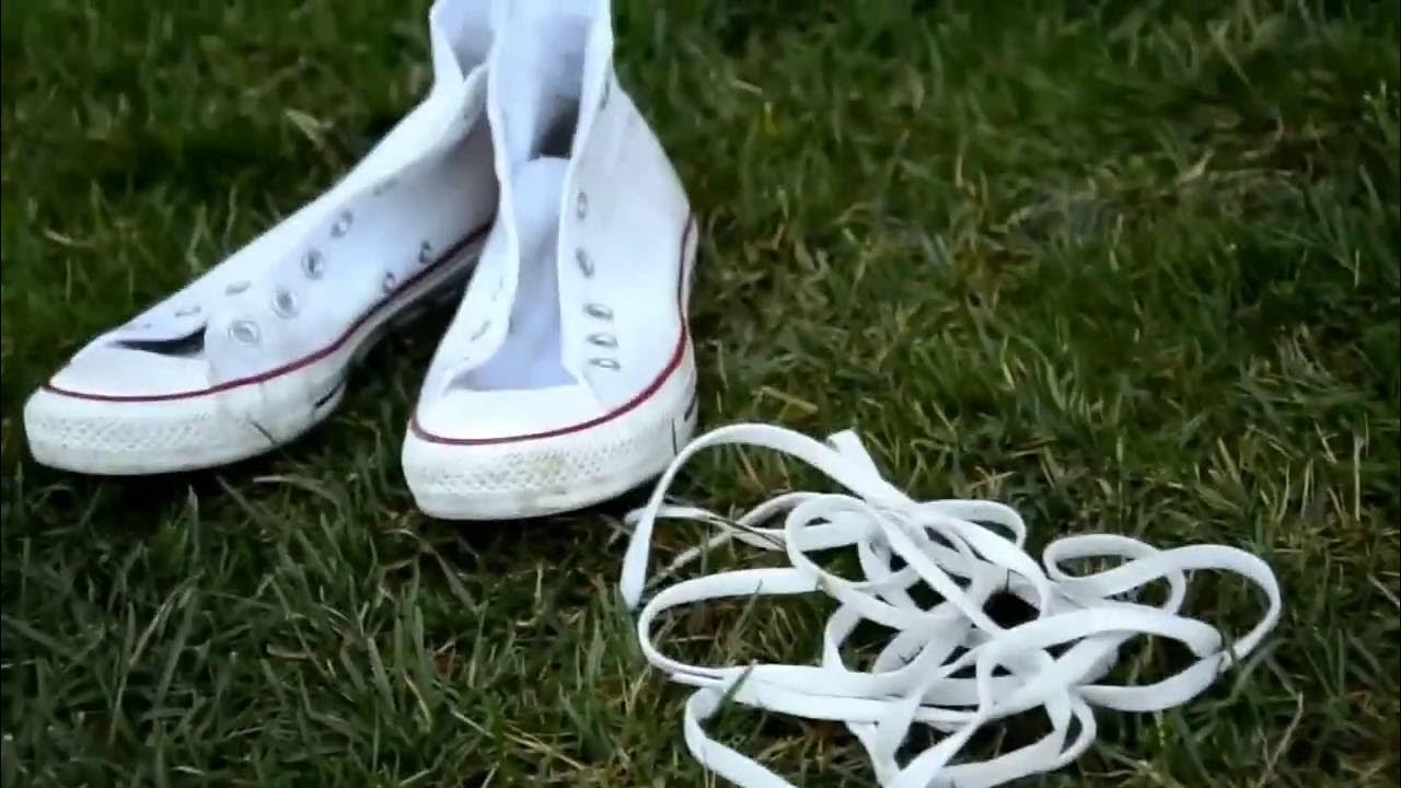 Черные полосы на подошве белых кроссовок. Грязные белые кеды. Кеды с белыми шнурками. Грязные белые конверсы. Шнурки белые от кроссовок.