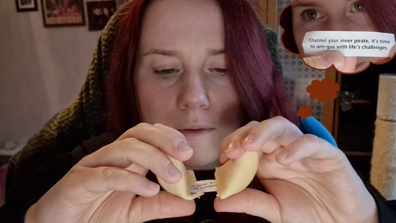 ASMR roleplay på Svenska - läser din lyckokaka. Fortune cookie eating sounds, mouth sounds