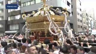 台東区・鳥越祭り　4トンのみこしが勇壮に街を練り歩く