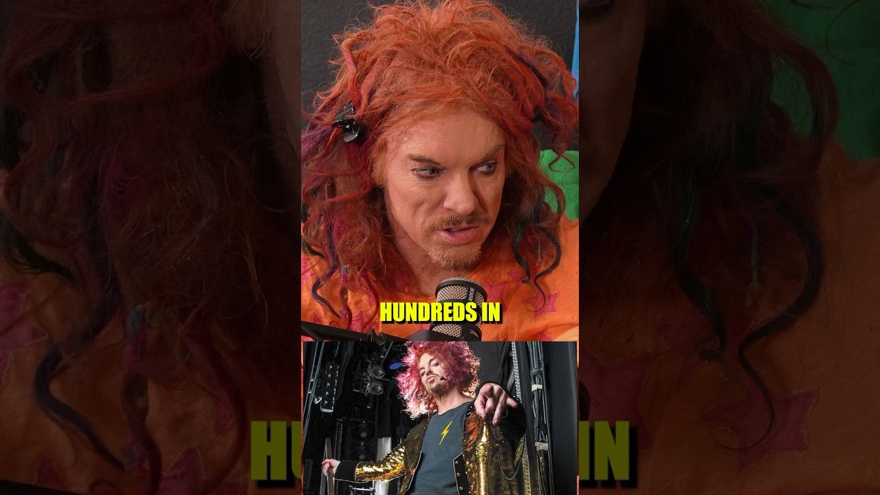 Реквизит и безумные реплики Кэррота Топа для комедийного шоу в прямом эфире!