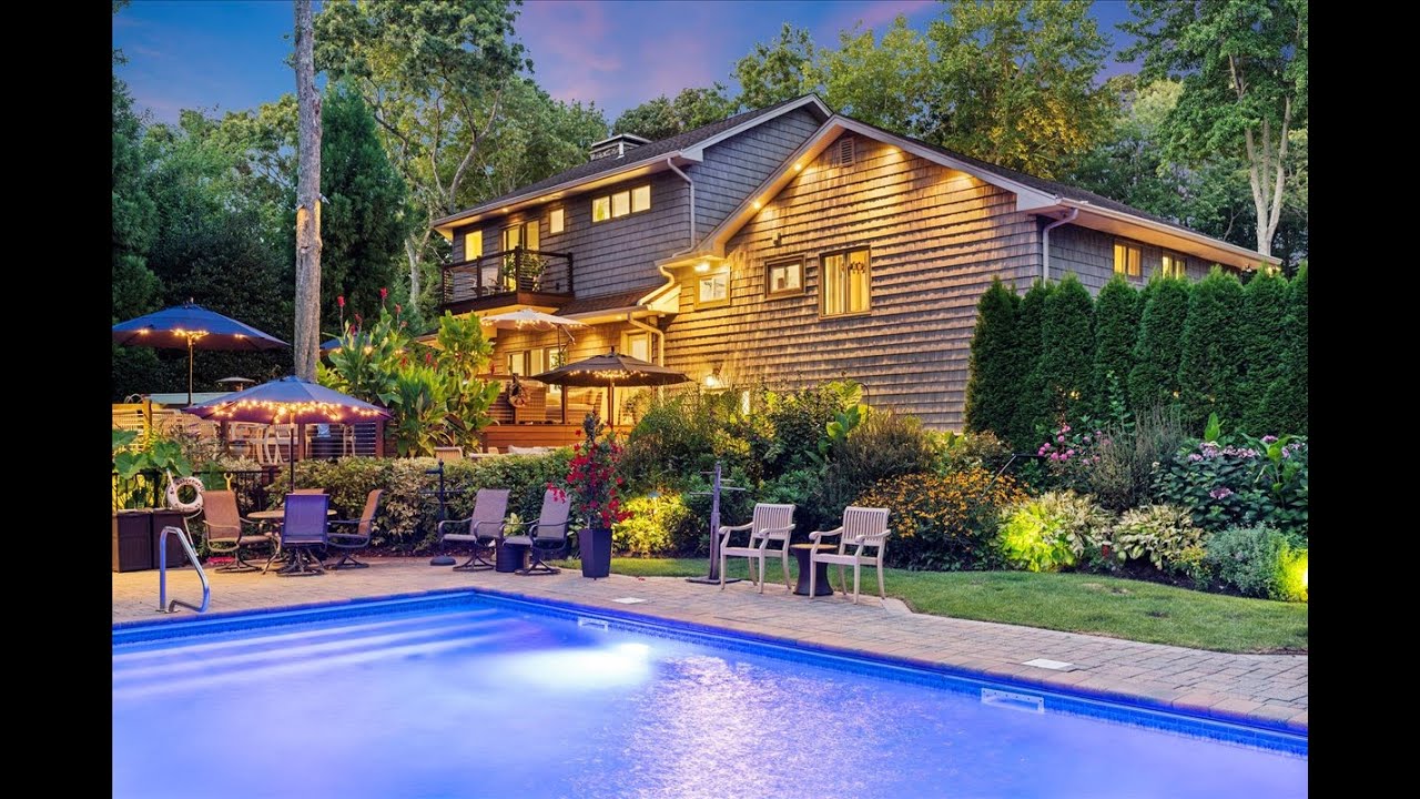 10 Avon Court, Dix Hills
