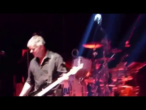 STRANGLERS .FUNNY CROWD SURFER SINGING . Glasgow. 05 03 16. No More Heroes