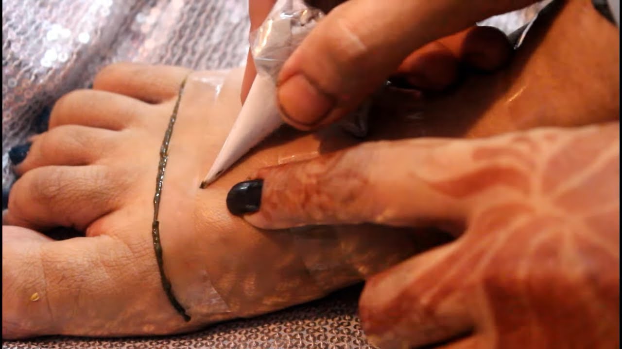 mehndi photo Step by Step Leg mehndi with cello Tape|Apply leg mehndi with the help of cello tape|Beautiful You