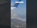 Un pasajero graba desde la ventanilla del avión la densa humareda del incendio de Sandy