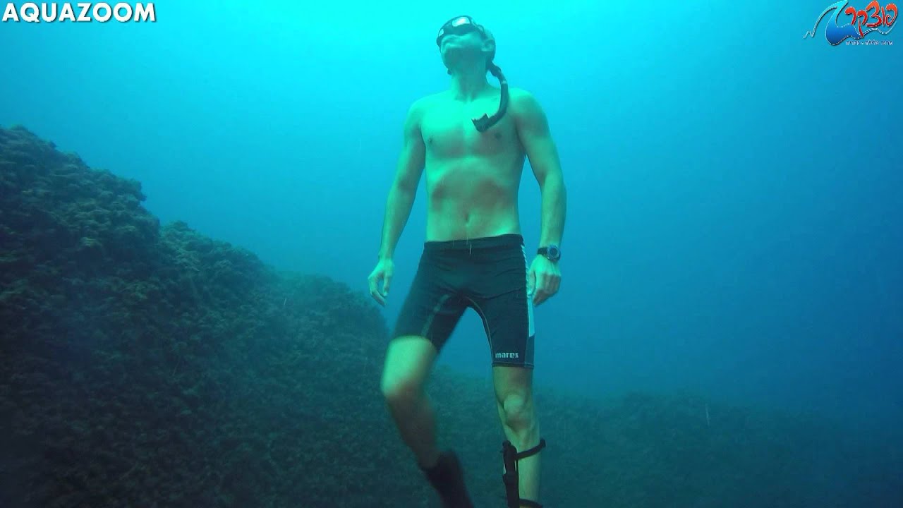 במים אשלגן AQUAZOOM עירומים עם ידיים בכיסיים