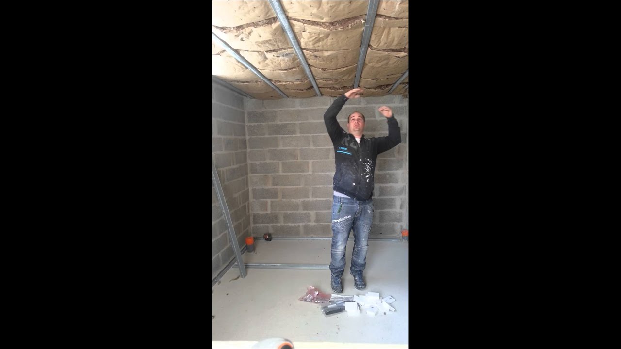 comment mettre la laine en plafond placo - YouTube