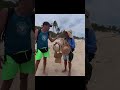 Así es ganarse la vida en las playas de Cuba #hoy #playa #cuba