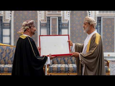 من كريم لمستحق نبارك لمعالي السيد خالد بن هلال بن سعود البوسعيدي وسام الشرف الأعظم