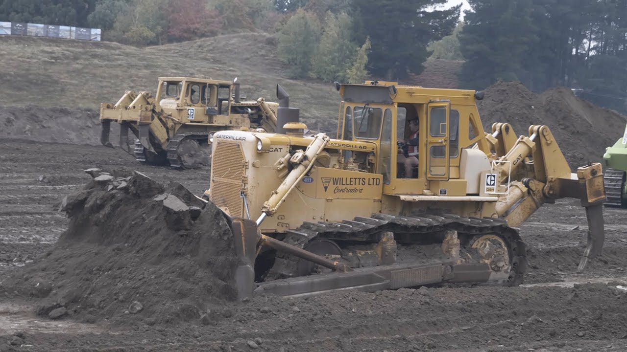 Old Caterpillar CAT D9H Bulldozer in Action