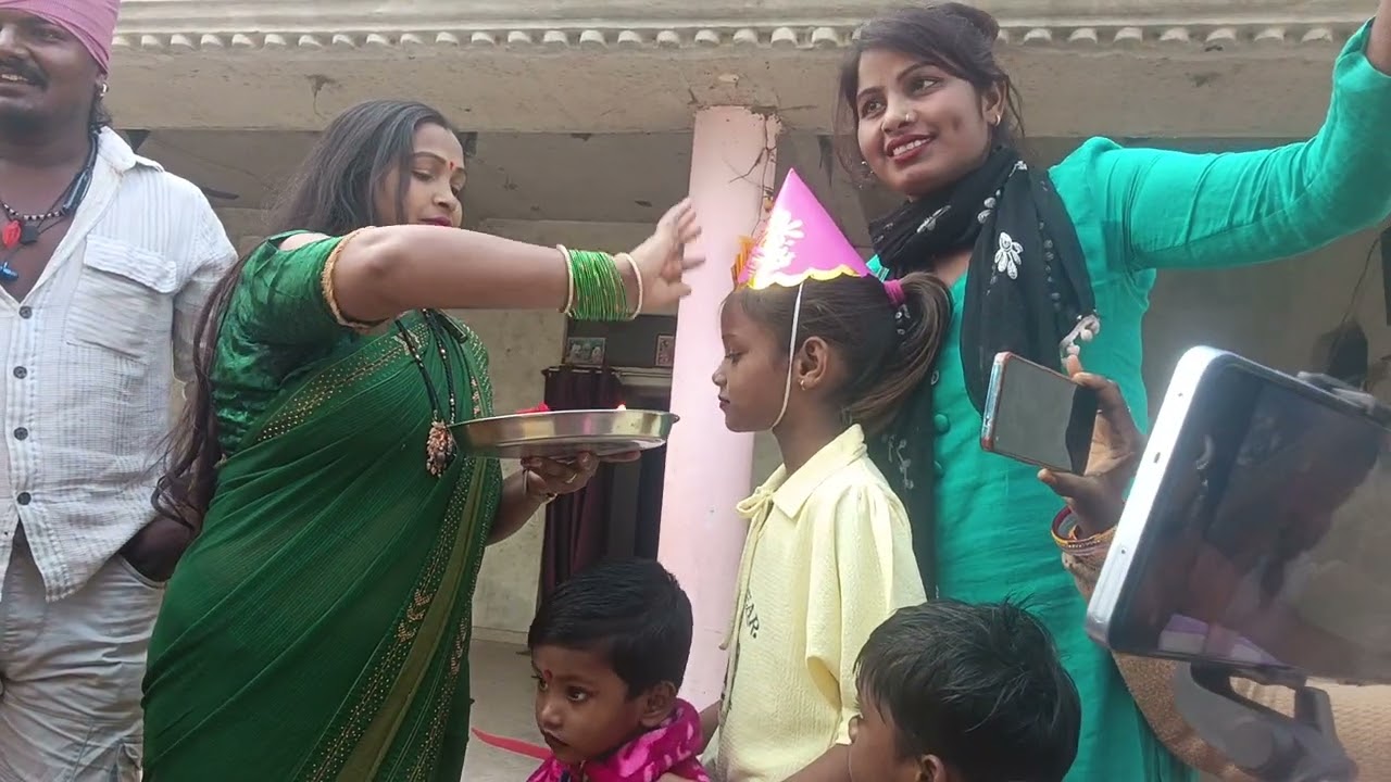 आप लोग देख सकते हैं अजय भैया और मंजू दीदी का मुकाबला कितना जबरदस्त है