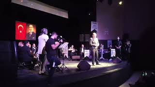 Sahnede Atatürk Gecesinin Süprizi