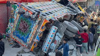 “Fully Loaded Truck Crashes and Completely Collapses on the Road!”