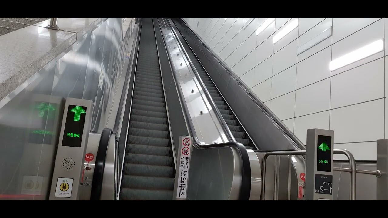 3층 높이의 서원역 에스컬레이터를 이와 같이 끝까지 타고 오른 후에 계단으로 내려와땅!(앞서 맨몸 스쿼트와 푸셥을 하고 난 후에 시전함.쏘맥을 안주와 함께 4병 마시고 말이당)